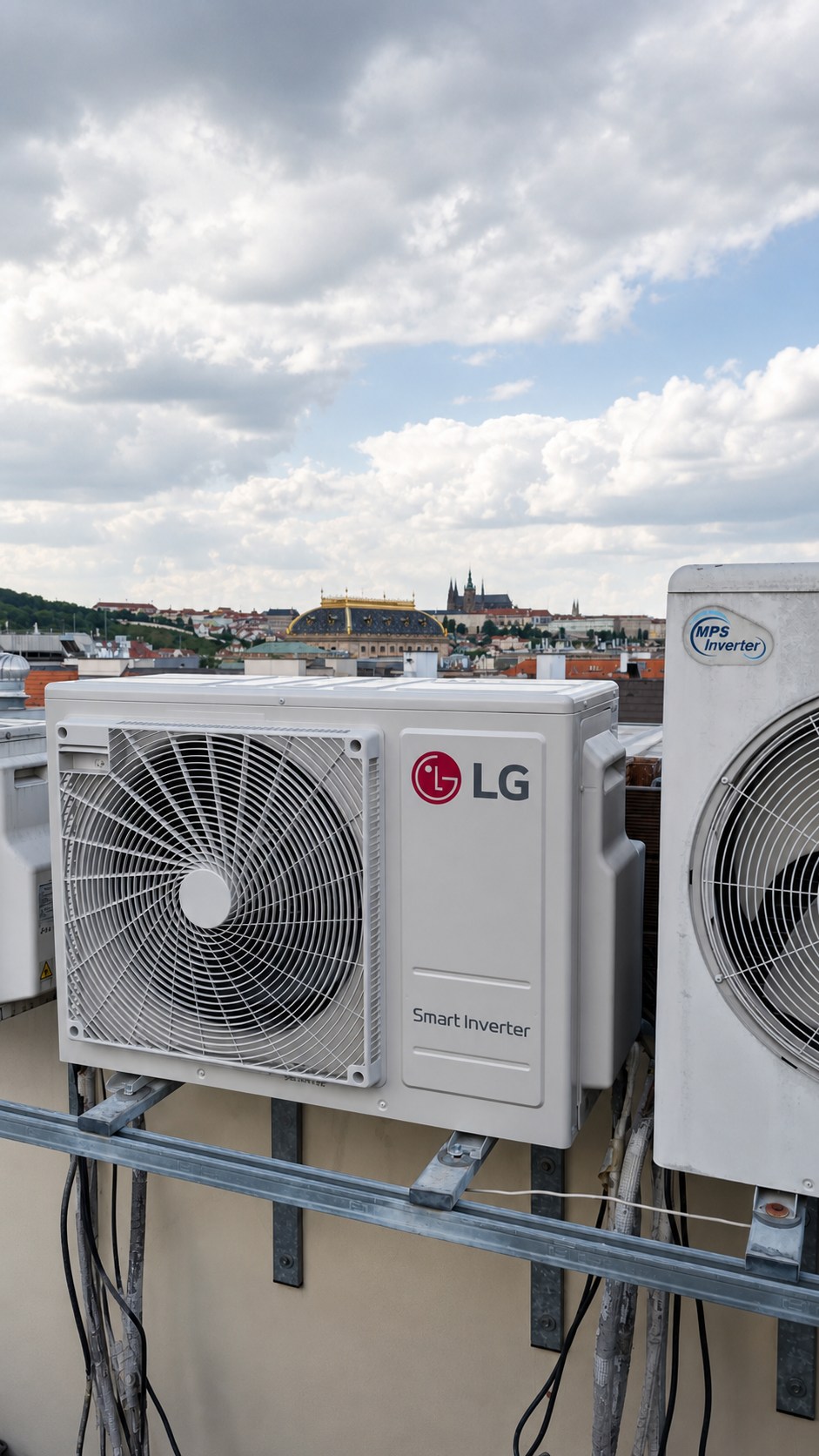 Venkovní jednotka LG Smart Inverter na střeše s výhledem na panorama Prahy